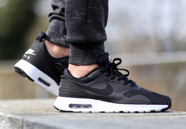 Nike Air Max Tavas - Black / White 2