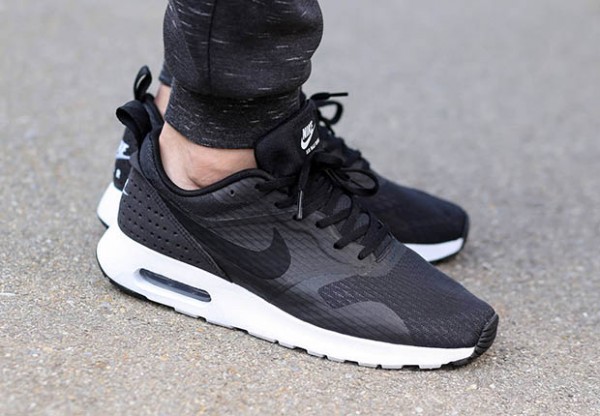 Nike Air Max Tavas - Black / White 3