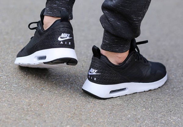 Nike Air Max Tavas - Black / White 4