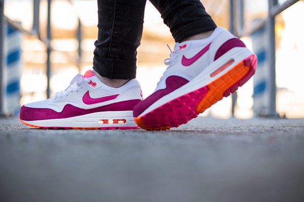 Nike WMNS Air Max 1 "Pink Power" 3